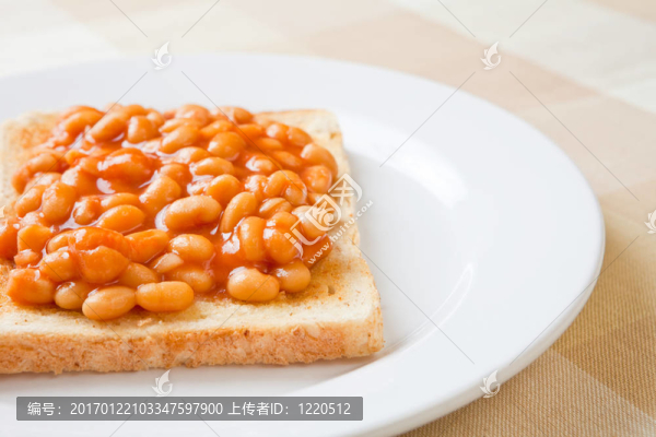烤面包上的美味烤豆