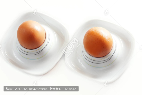 在eggcups兩個雞蛋