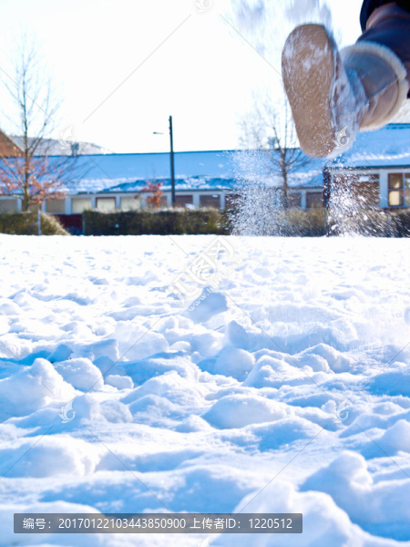 靴子在田野里踢上雪