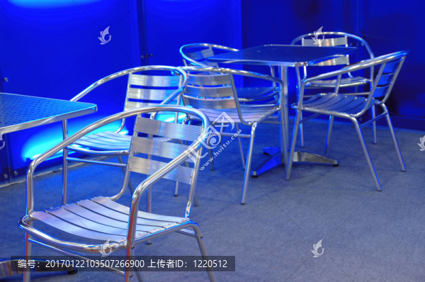空不銹鋼椅和桌子