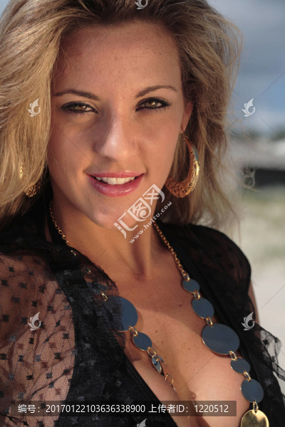 在海灘上的模型