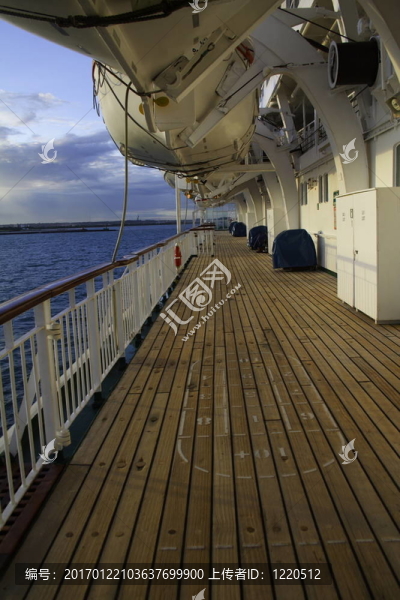 船的甲板上-匯圖網(wǎng) www.fosd68.com 船的甲板上