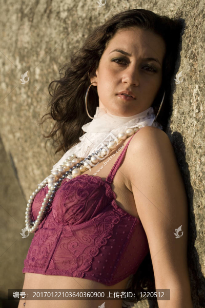 紅色緊身胸衣的巖石