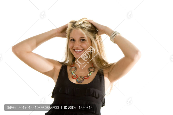金發(fā)女郎在黑色的衣服拉頭發(fā)回來