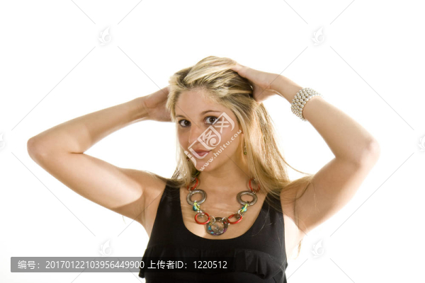 穿黑衣服的女人失蹤的頭發(fā)