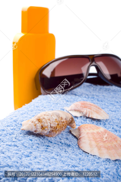 毛巾；貝殼；太陽眼鏡和化妝水