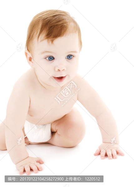 在尿布上爬行的嬰兒