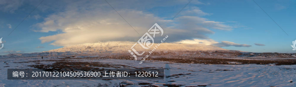 在亞拉臘山峰會上的一個云的全景圖像