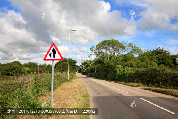 路上的行人在道路標(biāo)志的國家；康沃爾；英國。