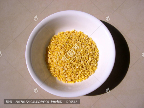 在白色的碗Yellow,Moong,Dal