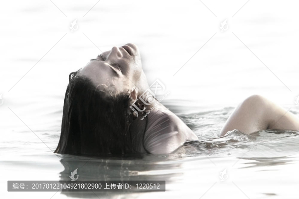 美麗的女孩在水里