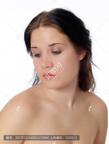 年輕女子赤裸的肩膀肖像向下看