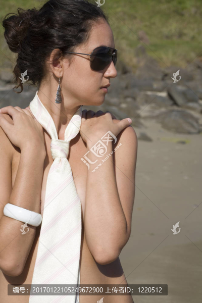 在海灘上的領(lǐng)帶