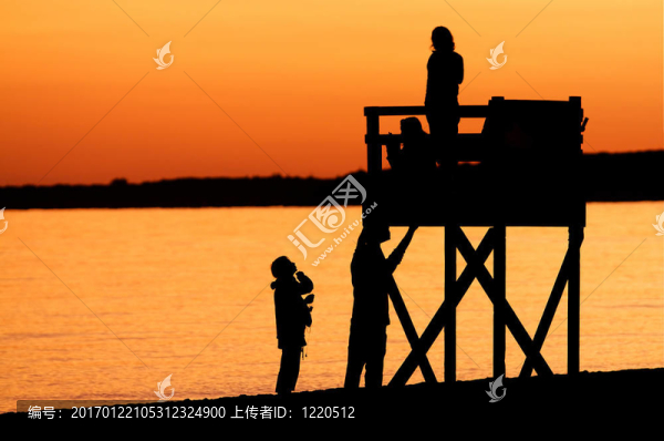 在科德角海灘上的金色夕陽