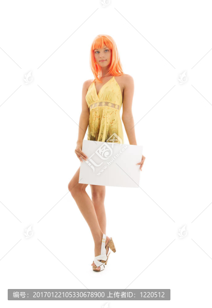可愛的女孩與空白標(biāo)志板