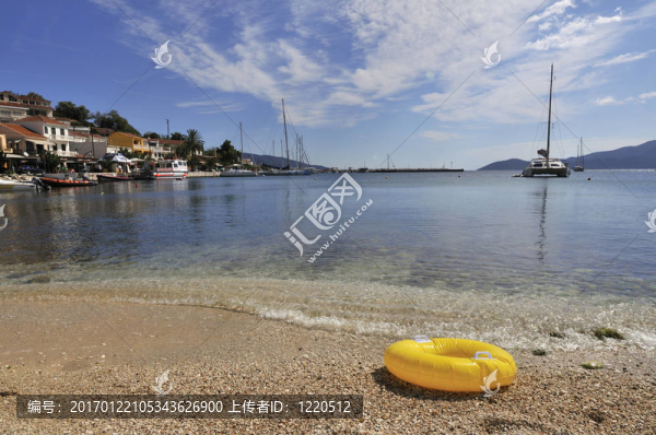 希臘海岸的黃色浮動玩具