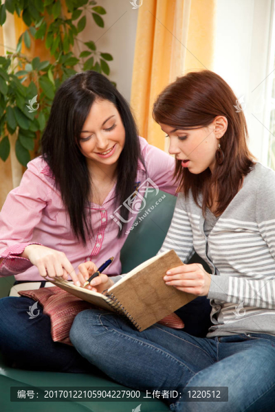 女人在日記里寫下自己的想法