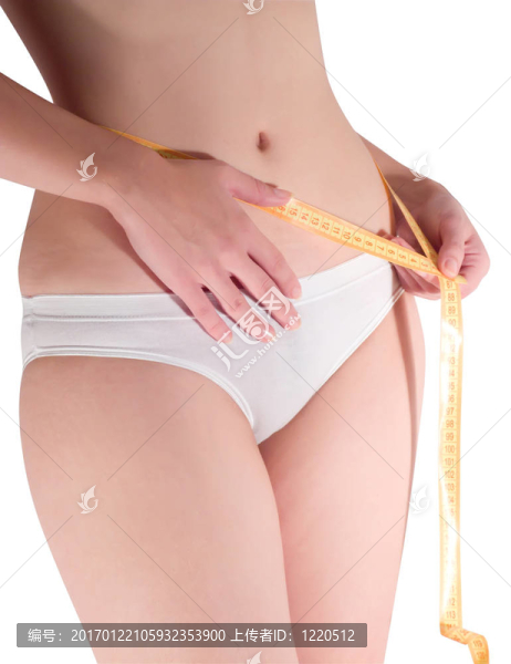 用卷尺測(cè)量腰圍的女人。分離