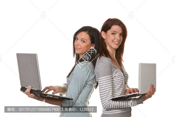 年輕成功的女人用筆記本電腦笑