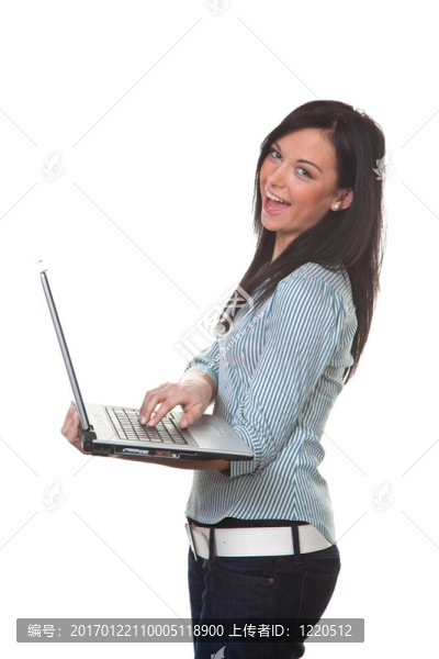 年輕的微笑成功的女人與筆記本電腦