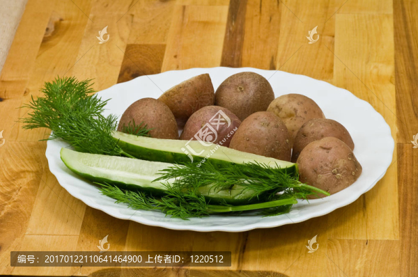 馬鈴薯；鹽黃瓜和蒔蘿的靜物