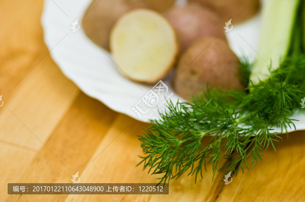 馬鈴薯；鹽黃瓜和蒔蘿的靜物
