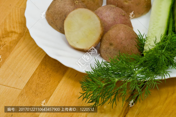 馬鈴薯；鹽黃瓜和蒔蘿的靜物