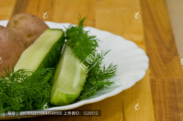 馬鈴薯；鹽黃瓜和蒔蘿的靜物
