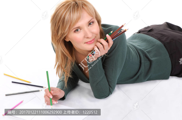 漂亮的年輕女人要畫畫。白色孤立。