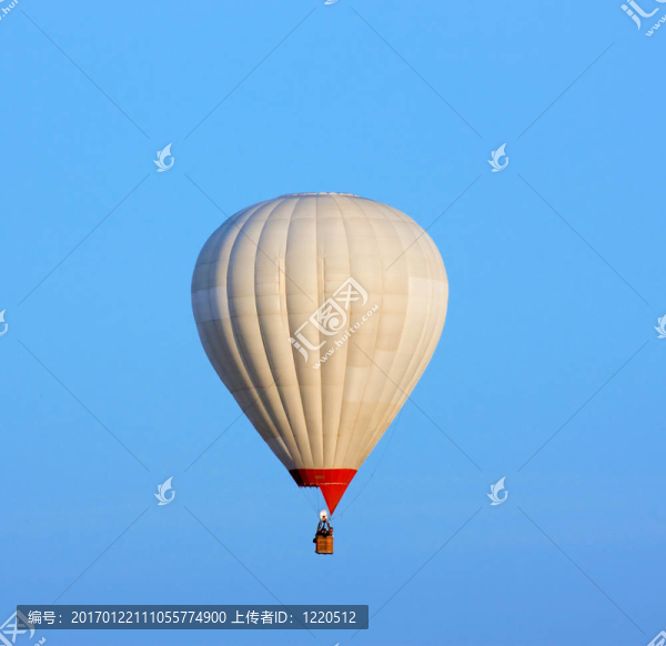 藍(lán)色天空背景下的氣球