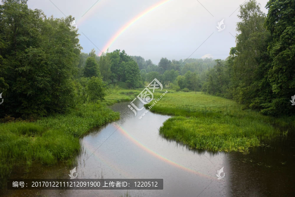 雨天景觀；彩虹