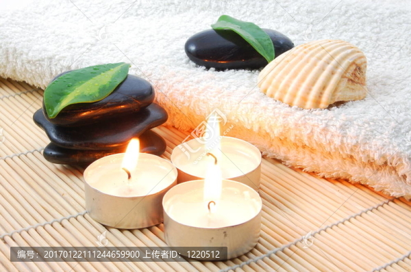 foldet白色浴巾和石頭禪