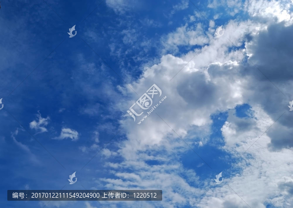 風(fēng)景如畫(huà)的云在天空中
