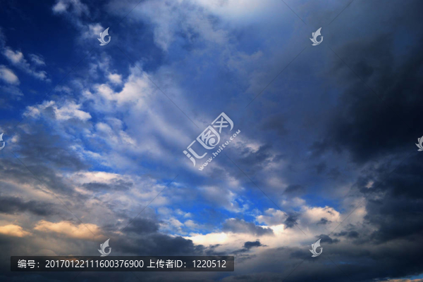 風(fēng)景如畫的云在天空中
