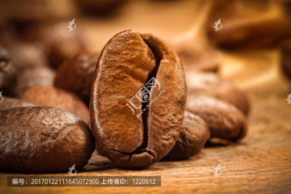 對(duì)木材咖啡豆的特寫鏡頭