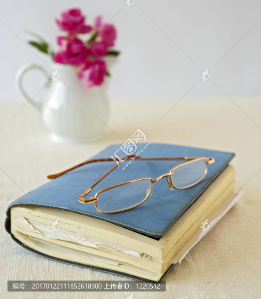 書和眼鏡