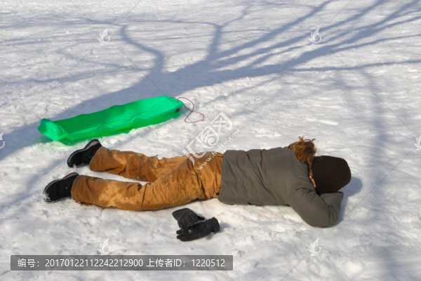 在雪中放松