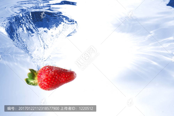 草莓在水