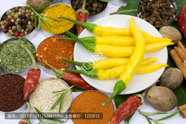 黃色的辣椒和香料