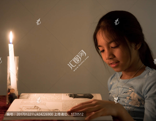 年輕學(xué)生讀一本書