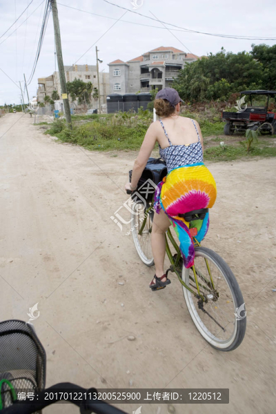 騎自行車沿著沙地公路