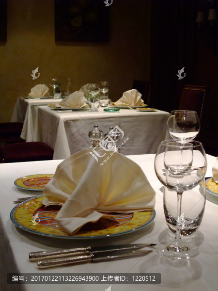餐桌上的一家法國(guó)餐館