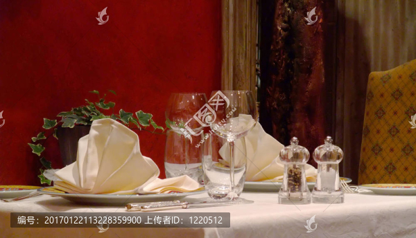 在法國(guó)餐館里的桌子