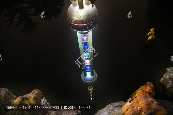 在浦東中國池塘晚上上海電視塔的倒影