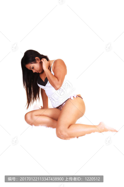 坐在地板上的年輕女孩。