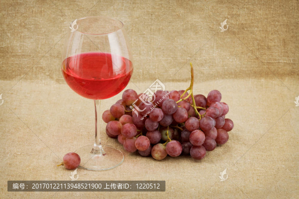 酒杯和葡萄