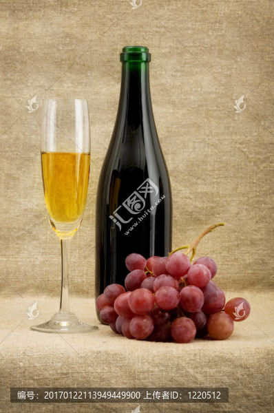 香檳酒瓶；酒杯；葡萄