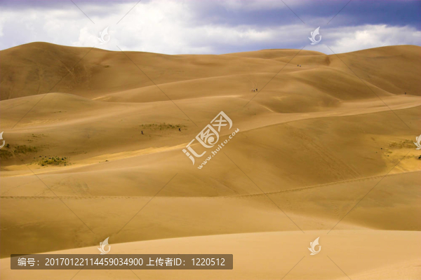 人們在沙丘上行走