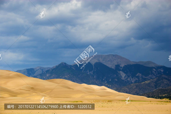 沙丘雷暴