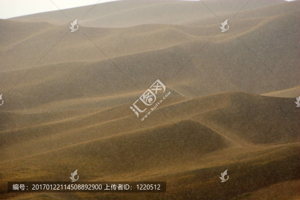 人們?cè)谏城鹕闲凶? title=